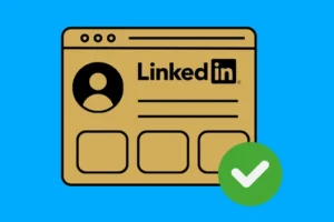 Icono dorado de perfil de LinkedIn con check verde sobre fondo azul, ilustrando cómo optimizar mi perfil de LinkedIn de forma profesional y validada.