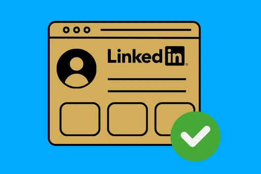 Icono dorado de perfil de LinkedIn con check verde sobre fondo azul, ilustrando cómo optimizar mi perfil de LinkedIn de forma profesional y validada.
